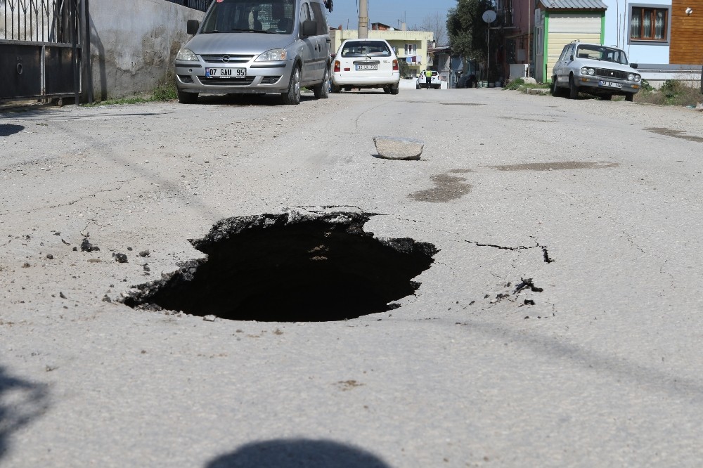 Otomobilin geçtiği sırada yol çöktü 