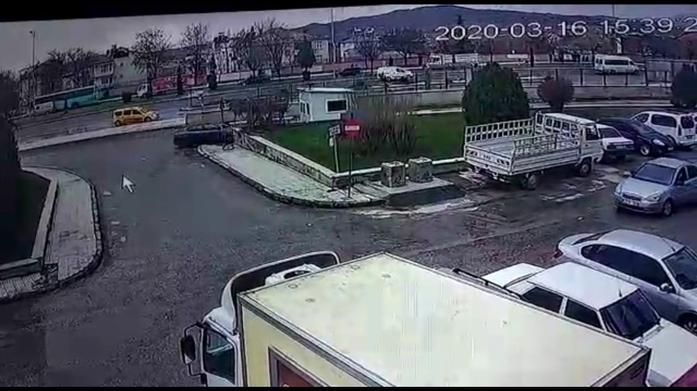 Otomobilin güvenlik kulübesine girdiği anlar kamerada 