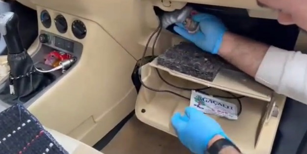Otomobilin her yerinden uyuşturucu çıktı