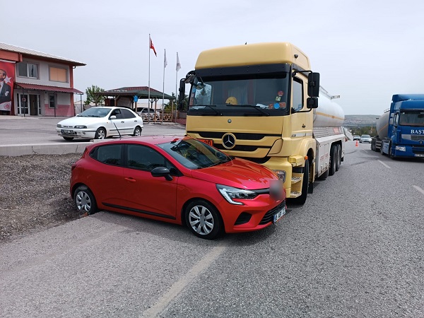 Otomobilin içinde 5 kişi vardı! Tır otomobili metrelerce sürükledi