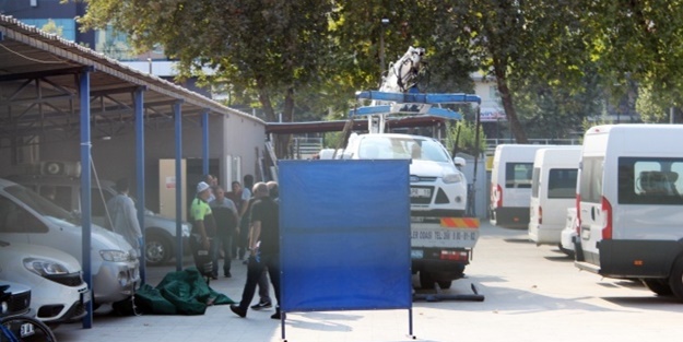 Otomobilin içindeki kadını o halde gören polisi aradı!