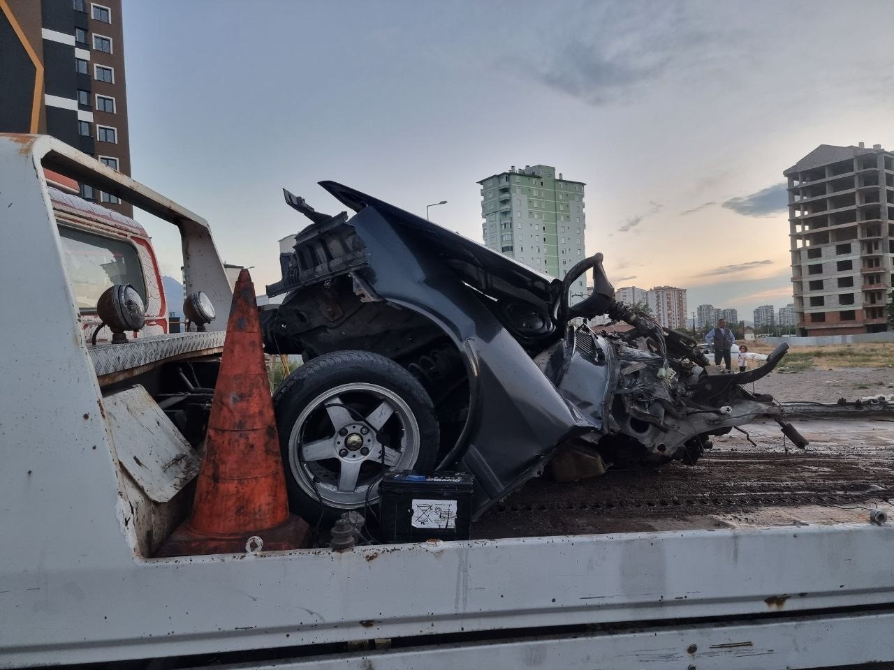 Otomobilin ikiye bölündüğü kaza