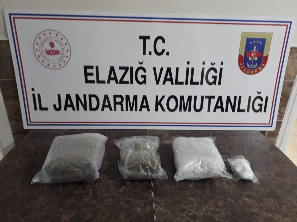 Otomobilin kapısından uyuşturucu çıktı 