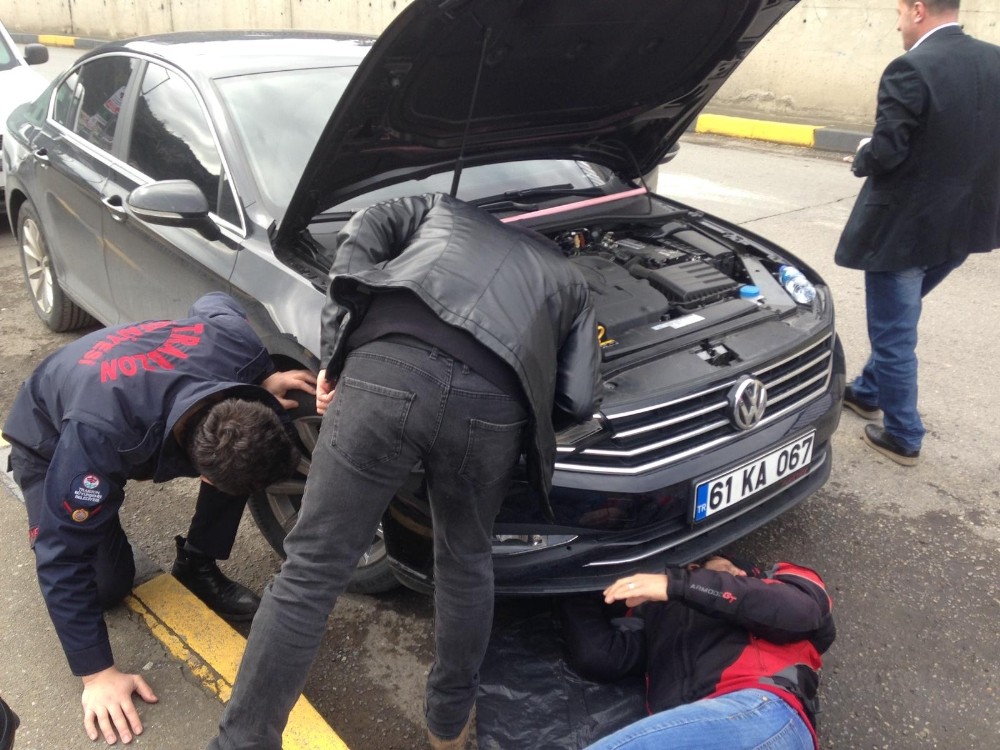 Otomobilin motor bölümüne giren yavru kedi kurtarıldı 