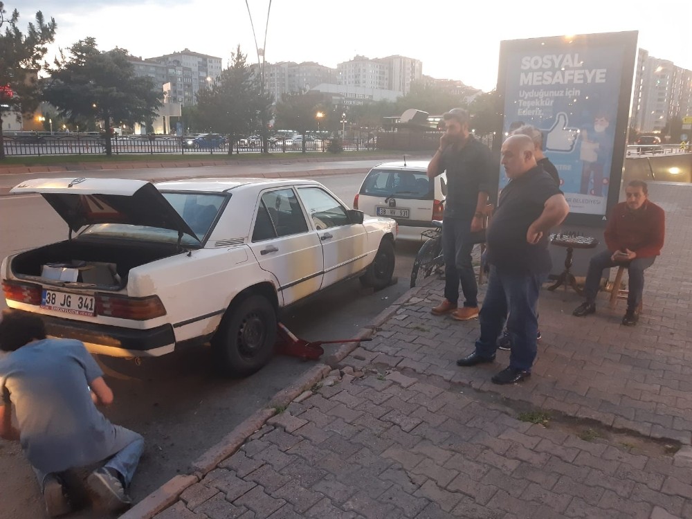 Otomobilin motor kısmına sıkışan kediyi itfaiye ekipleri kurtardı 