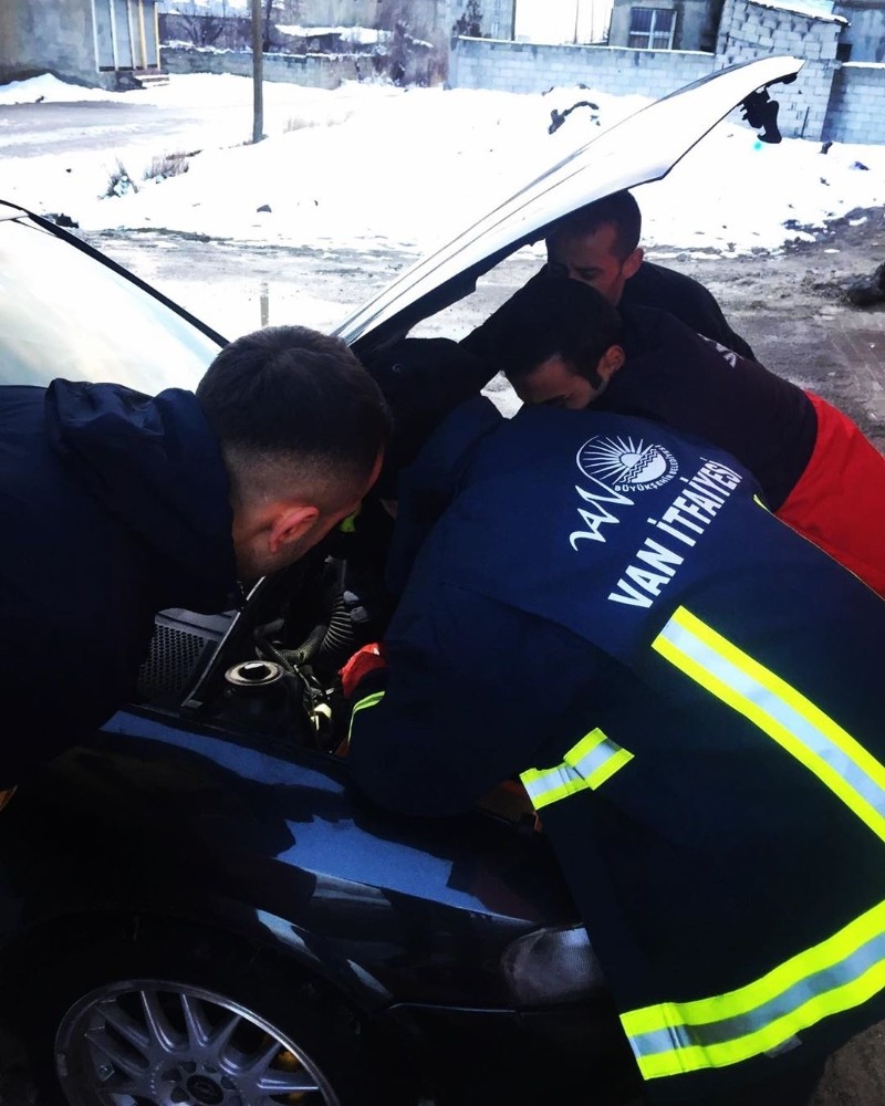 Otomobilin motor kısmına sıkışan kediyi itfaiye kurtardı 
