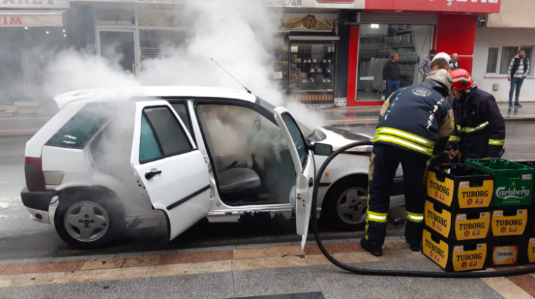 Otomobilin motoru tutuştu, caddeyi duman kapladı!