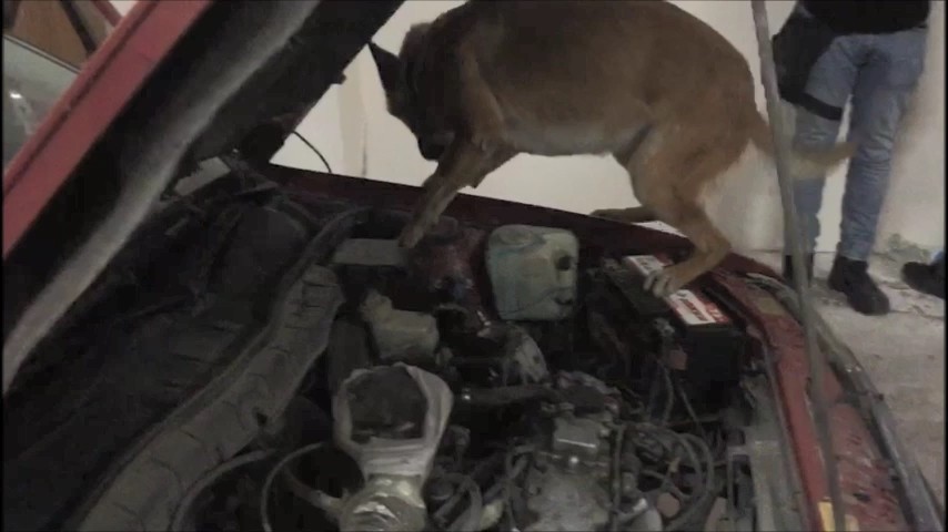 Otomobilin motoruna zulalanmış uyuşturucu böyle bulundu 