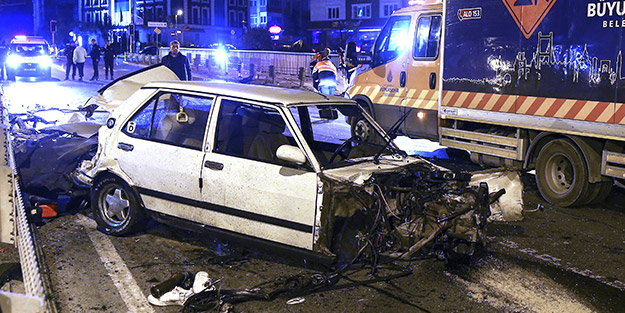 Otomobilin ön kısmı ve tekerlekleri araçtan ayrıldı