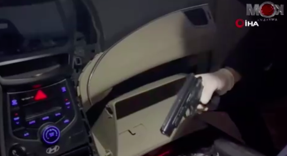 Otomobilin ön konsolunu silah deposuna çevirmişler!