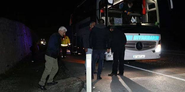 Otomobilin savurduğu taş otobüsteki yolcunun başına isabet etti