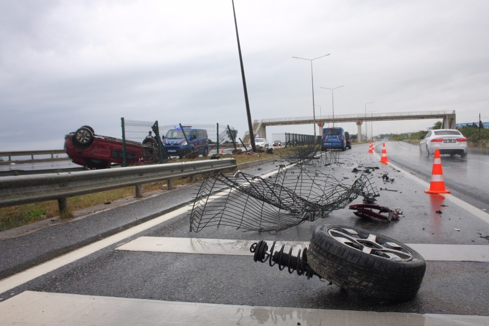 Otomobilin takla attığı karayolu savaş alanına döndü 