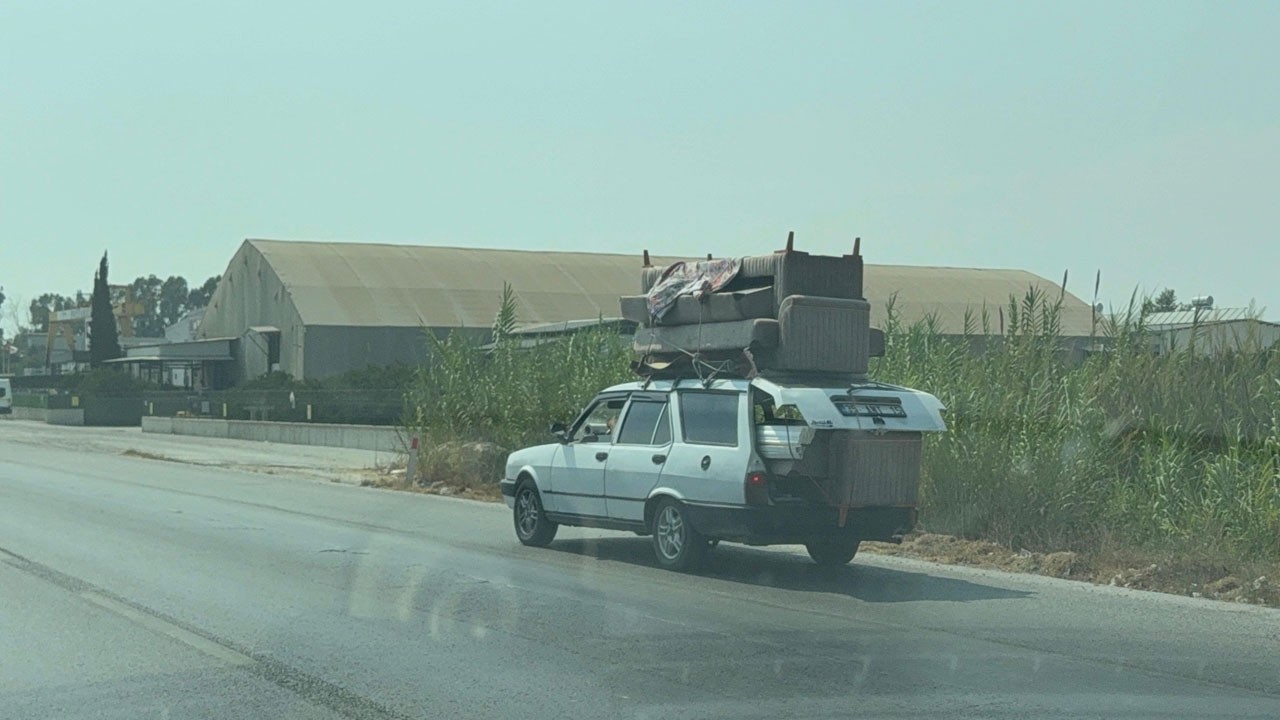 Otomobilin üzerinde koltuğu böyle taşıdı