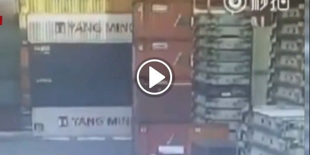 Otomobilin üzerine 6 konteyner devrildi!