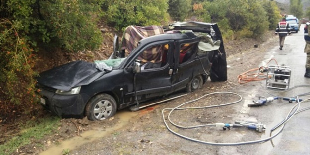 Otomobilin üzerine kaya düştü: 3 ölü, 1 yaralı