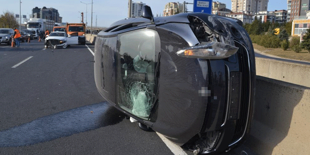 Otomobilin yan yattığı kaza kamerada