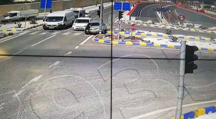 Otomobilin yayaya çarpıp metrelerce savurduğu kaza mobeseye yansıdı 