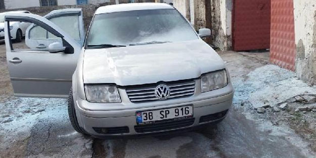 Otomobilindeki yangını söndürmek isterken dumandan zehirlendi