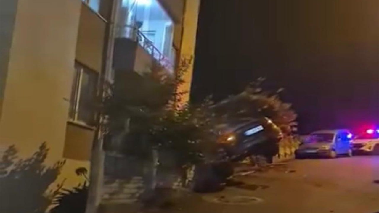 Otomobilini “askıda” bırakıp kaçan sürücü aranıyor