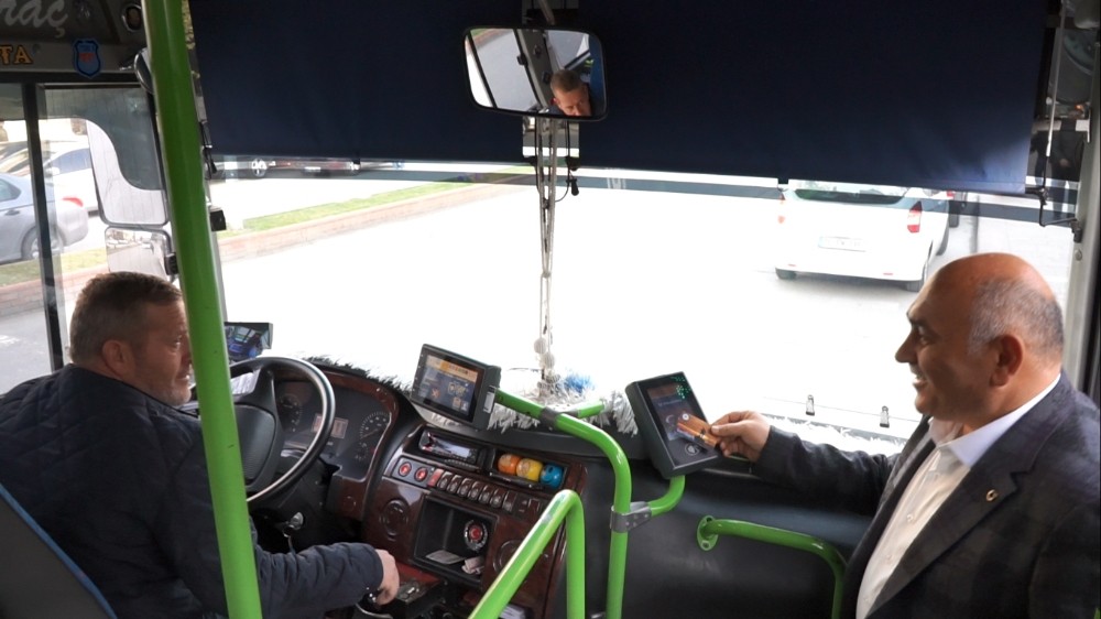 Otomobilini bıraktı, seçim çalışmasına halk otobüsü ile gitti 