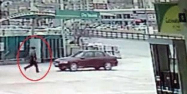 Otomobilinin el frenini çekmeyi unuttu, metrelerce peşinden koştu