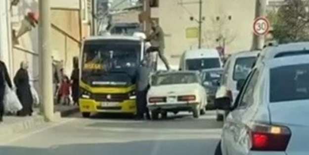 Otomobilinin üzerine çıkıp minibüs şoförünü böyle tekmeledi
