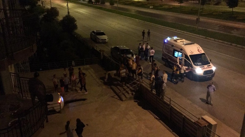 Otomobiliyle apartmanın girişine dalıp olay yerinden kaçtı 