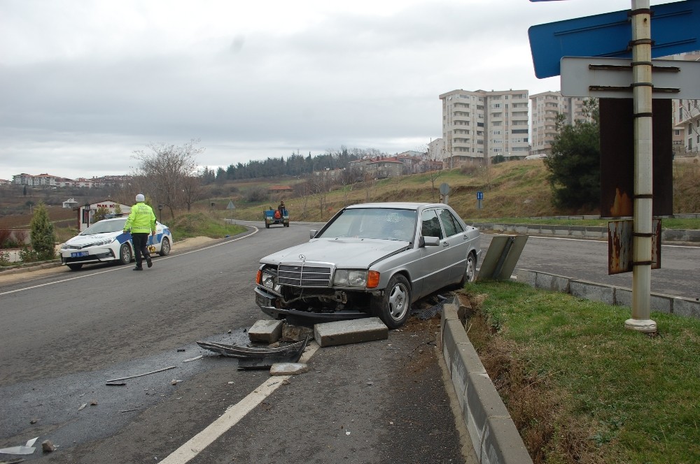 Otomobiliyle refüje çarpan 73 yaşındaki sürücü yaralandı 