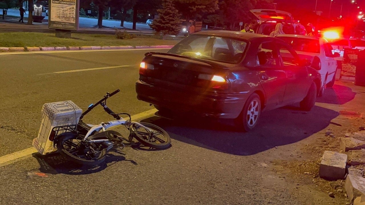 Otomobille bisiklet çarpıştı! Sürücü hastaneye kaldırıldı