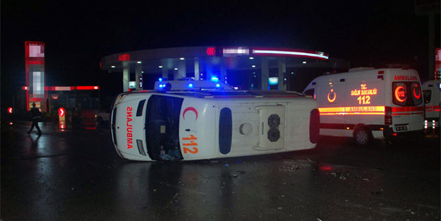 Ambulans takla attı
