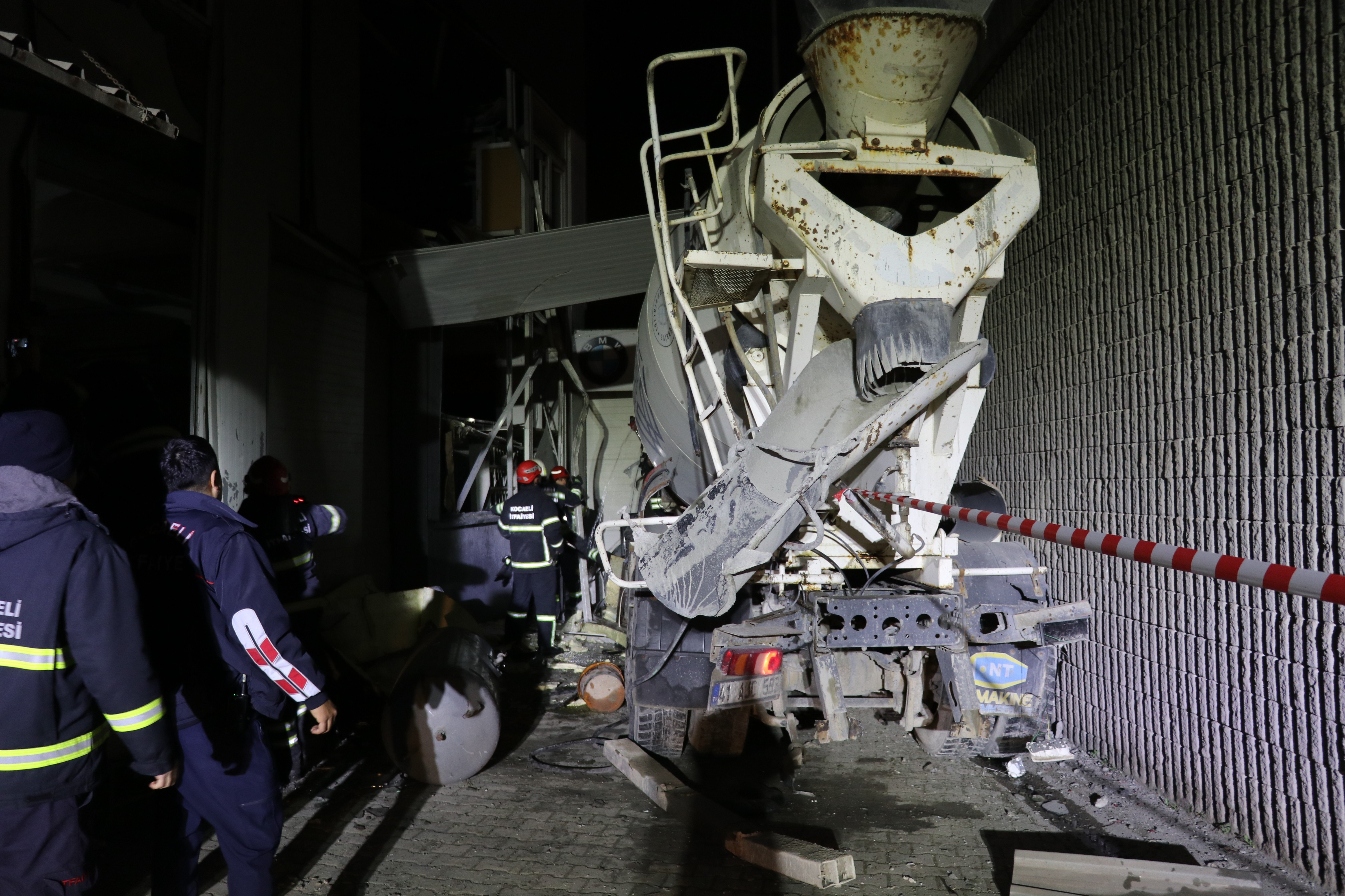 Otomobille çarpışan beton mikseri köprüden düştü 3 kişi yaralandı