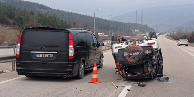 Otomobille çarpışan cip devrildi