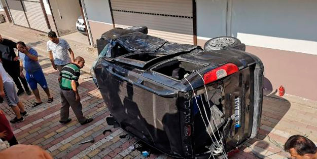 Otomobille çarpışan hafif ticari araç, site bahçesine düştü: 5 yaralı