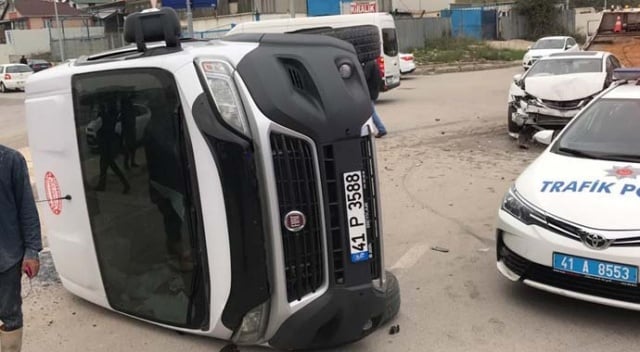 Otomobille çarpışan işçi servisi devrildi: 16 kişi yaralı