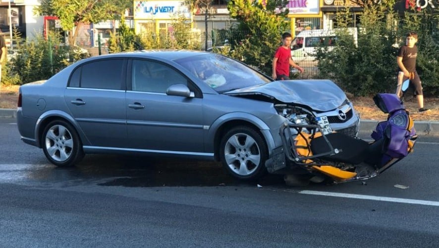 Otomobille çarpışan motorlu kurye ağır yaralandı