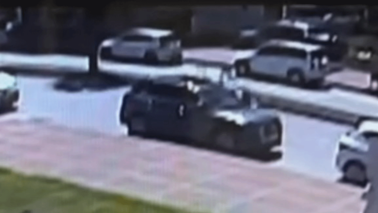 Otomobille çarpışan motosiklet sürücüsü metrelerce sürüklendi!