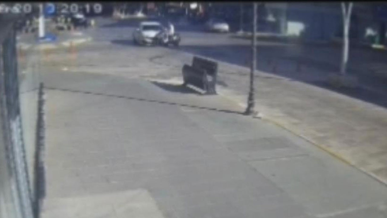 Otomobille çarpışan motosikletli metrelerce savruldu! O anlar kamerada