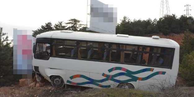 Otomobille çarpışan servis midibüsü reklam panosuna çarptı: 12 yaralı