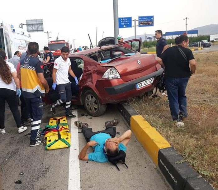 Otomobille cipin çarpıştığı kazada araçlar hurdaya döndü: 8 yaralı 