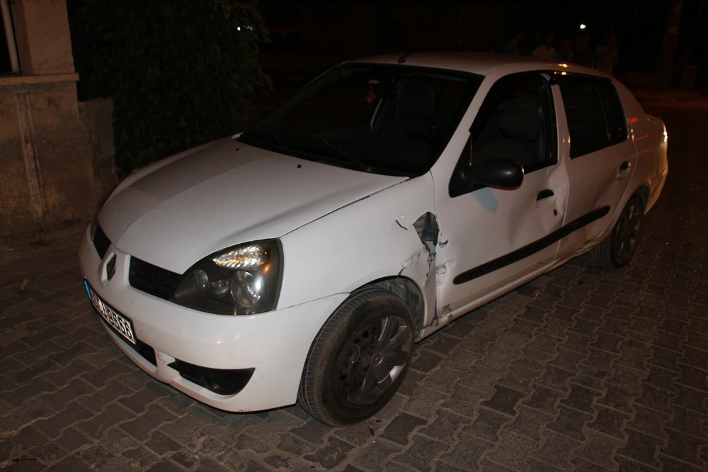 Otomobille elektrikli bisiklet kafa kafaya çarpıştı: 2 yaralı 
