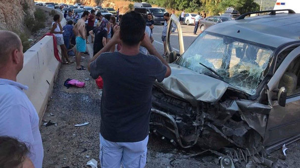Otomobille hafif ticari araç çarpıştı: 10 kişi yaralandı