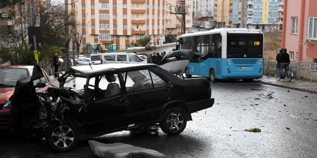 Otomobille halk otobüsüne çarpan sürücü ağır yaralandı