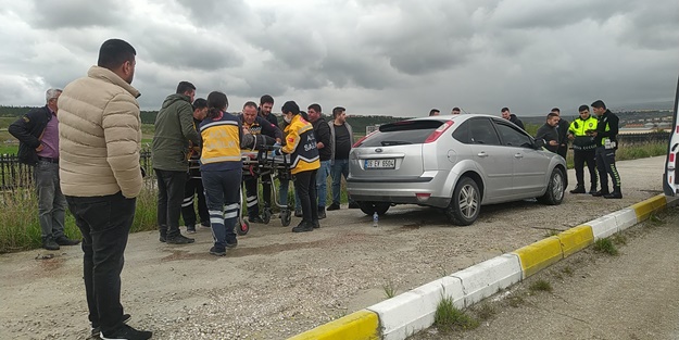 Otomobille kaldırıma çıkan sürücü ölümden döndü