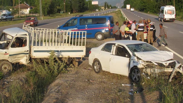 Otomobille kamyon çarpıştı: 5 kişi yaralandı