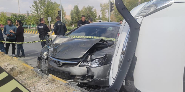 Otomobille kamyonet birbirine girdi! Yaralılar var