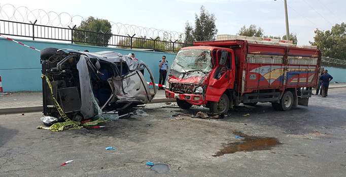 Otomobille kamyonet çarpıştı: 1 ölü, 1 yaralı