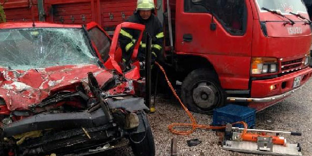 Otomobille kamyonet çarpıştı: 1 ölü, 1 yaralı