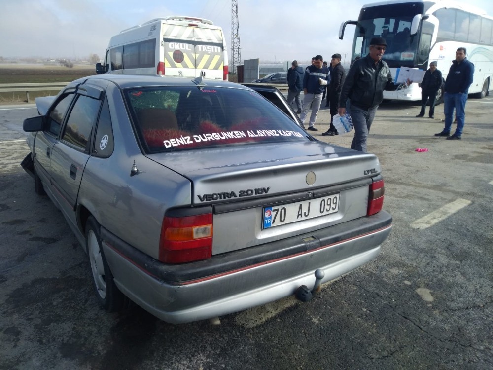 Otomobille minibüs çarpıştı: 2 yaralı 