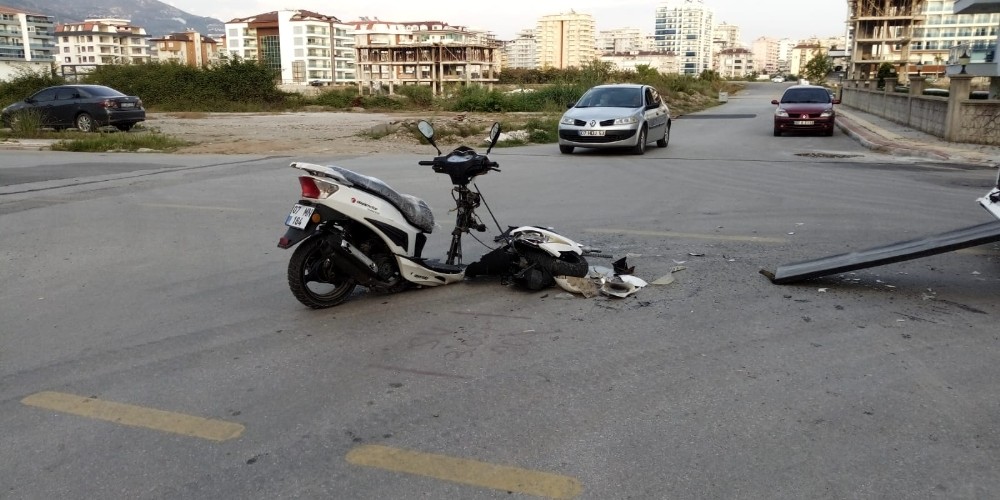 Otomobille motosiklet çarpıştı: 1 yaralı 