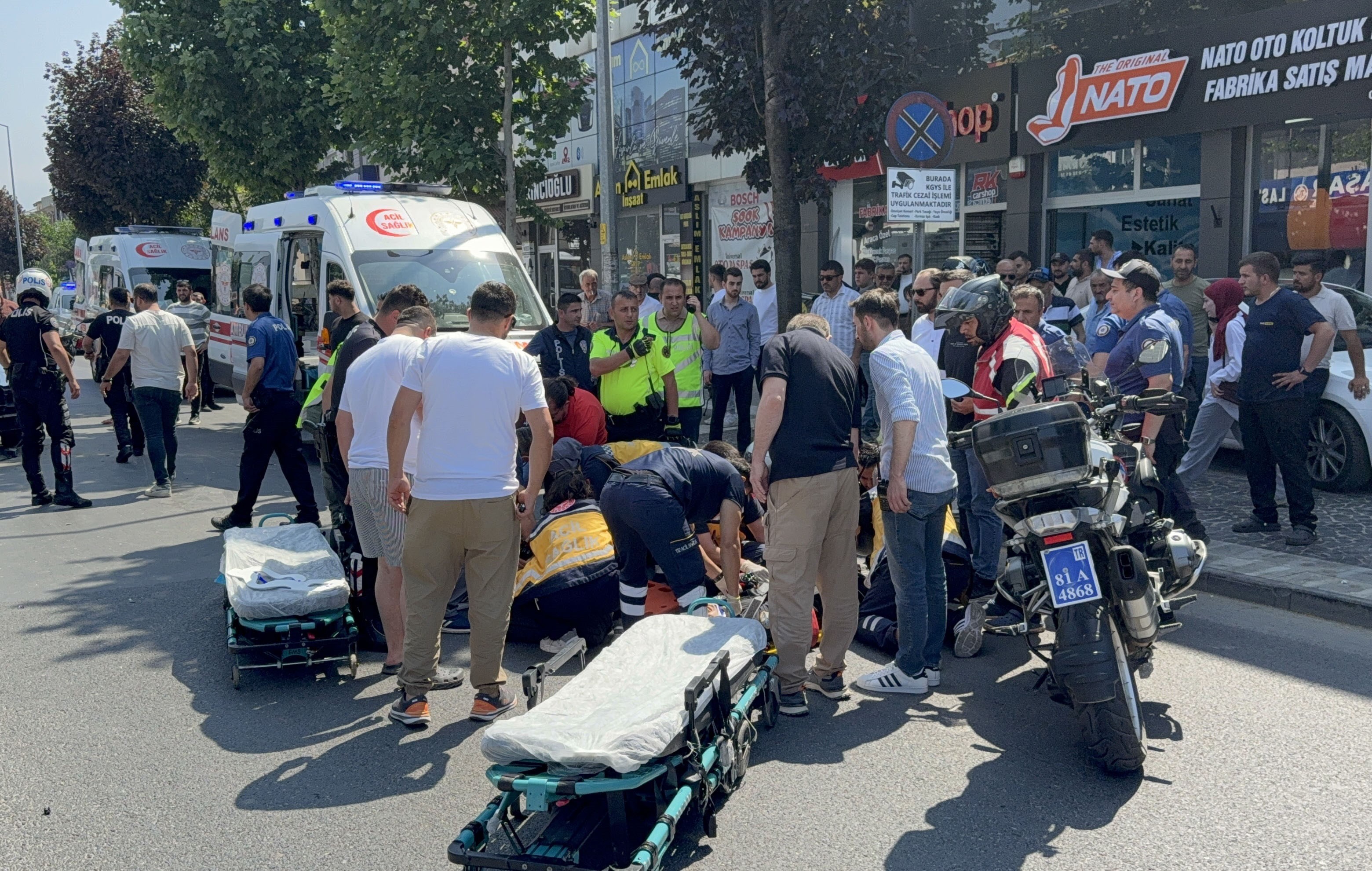 Otomobille motosiklet çarpıştı: 2 yunus polisi yaralı